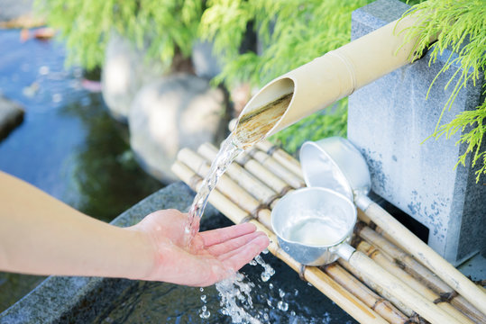 松本市の井戸水と男性の手（Well water and male hands in Matsumoto city）