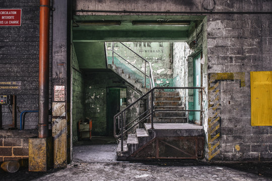 Escalier vert dans une vieille usine