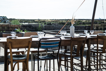 Apéritif dans les marais salants île de Ré