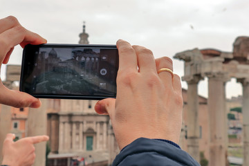 Vista del foro romano a traves de la pantalla de un telefono movil