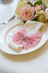 romantic table setting for a wedding