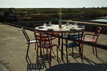Apéritif dans les marais salants île de Ré