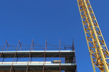 Cantiere edile - gru e ponteggio