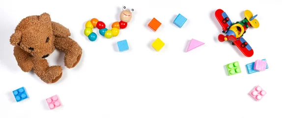 Fototapete Tagesbetreuung Baby scherzt Spielwarenrahmen auf weißem Hintergrund. Ansicht von oben, flach. Kopieren Sie Platz für Text