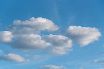 Naklejka premium Nature background of cumulus clouds, blue sky and white clouds