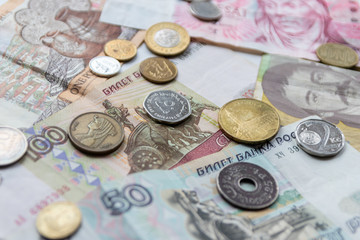 Verschiedene Währungen als Münzen und Geldscheine stehen für globale Finanzmärkte, Geldtransfer, Wechselkurse, die Notwendigkeit von Krypto-Währungen, den Wechsel hin zur digitalen Finanzwelt