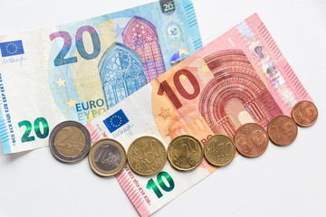 Euro-Bargeld mit 20 Euro, 10 Euro, 2 Euro, 1 Euro, 50 Cent, 20 Cent, 10 Cent, 5 Cent, 2 Cent und 1 Cent zeigt Zahlungsmittel in Europa