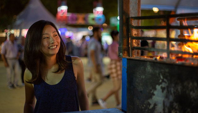 Chica asustada por fuego