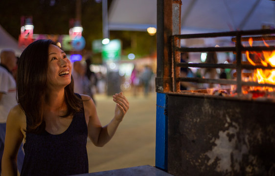 Chica asustada por fuego