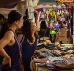 Dos asiáticas en mercado de compras