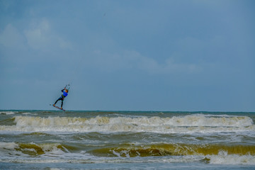 Kite Surfer, Kitesurfer springt