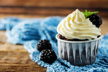 Chocolate banana cupcakes with cream cheese frosting and blackberries