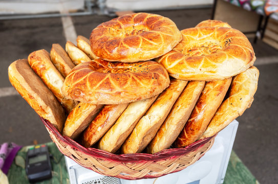 Appetizing uzbek flat breads from the tandir