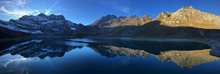 Fototapeta na wymiar lac de salanfe montagne suisse