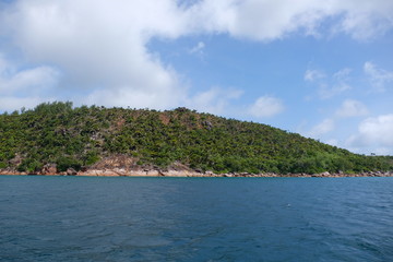 Fototapeta na wymiar Beautiful coastine of the Seychelles