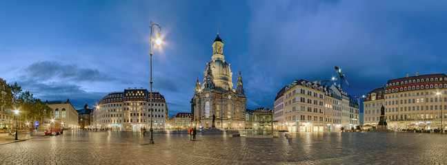 Obraz premium Neumarktplatz z oświetloną panoramą Frauenkirche Dresden