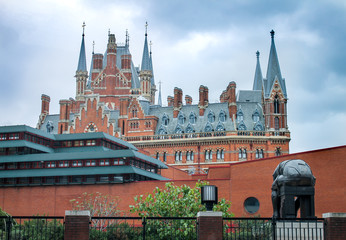 London's British Library facade with the St Pancras Renaissance Hotel towering out above it © Nieuwenkampr