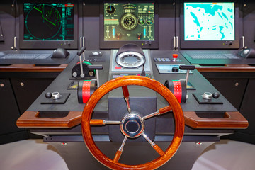 Капитанский мостик, современный катер, управление...
