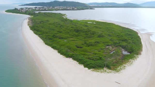 Pontal da Daniela beach, Hills, Cottages, Atlantic ocean (Florianopolis, Brazil)