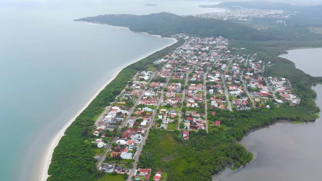 Pontal da Daniela beach, Hills, Cottages, Atlantic ocean (Florianopolis, Brazil)