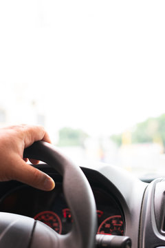 chofer manejando responsablemente un auto