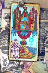 Fototapeten Ass der Tarotbecher auf einem Hintergrund von esoterischen Karten und astrologischen und alchemistischen Symbolen © Rosario Rizzo