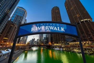 Photo sur Plexiglas Chicago The landmark Chicago riverwalk label over the cityscape river side at the twilight time, united states of America, USA downtown skyline, Architecture and building with tourist concept