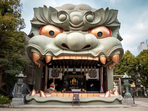 Lion's head at Yasaka Namba temple, osaka