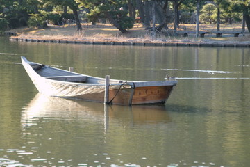 Fototapeta premium 横浜三溪園の池に浮かぶ小舟