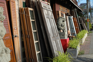 Fototapeta na wymiar A shop that sells and buys old wood furniture