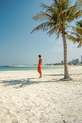 facet na rajskiej plaży z palmą