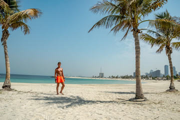 facetna rajskiej plaży z palmą © DawidFastMan