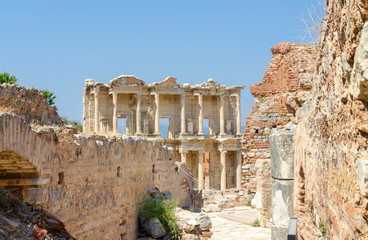 Obraz premium Turkey, Aegean, Izmir - September 2019. Ruins of ancient Greek city Ephesus (Efes). Celsus (Celsius )Library. Famous open-air museum. Popular tourist location. Selective focus.