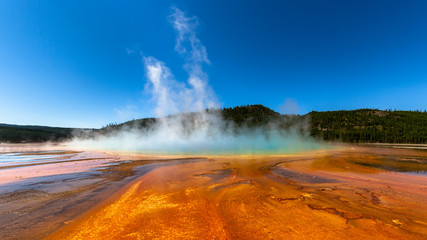 prismatic geiser in yellowstone park