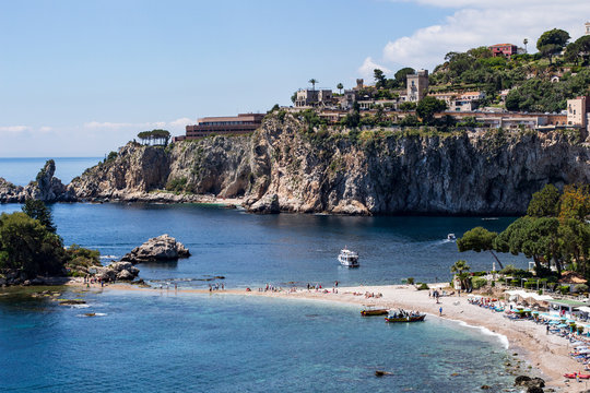 sizilien,der naturstrand von taormina vor der insel isola bella in der bucht von mazzaro