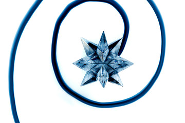 stella semitrasparente   con luce puntiforme in movimento su fondo bianco