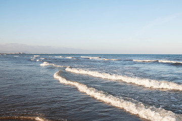 Fototapeta na wymiar sea with waves and blue sky