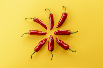Piments sur fond de couleur jaune