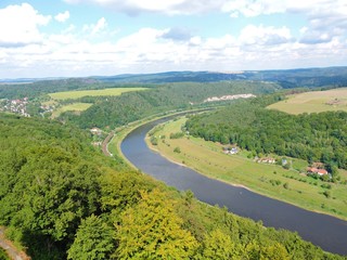 Fluß in Wald und Berglandschaft