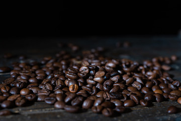 Kaffeebohnen auf einem Holztisch