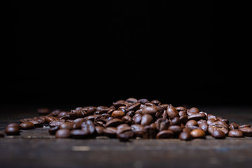 Kaffeebohnen auf einem Holztisch