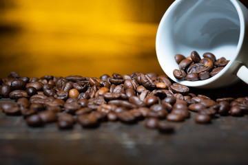 Kaffeebohnen in einer Espressotasse auf einem Holztisch