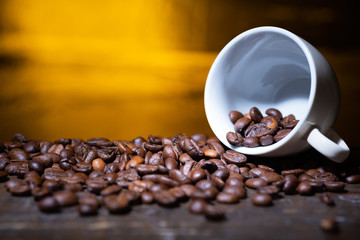 Kaffeebohnen in einer Espressotasse auf einem Holztisch