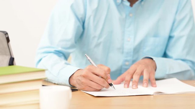 ノートに書く男性