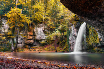 Fototapeta na wymiar Wasserfall im herbstlich gefärbten Wald
