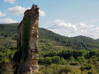 Una pared derruida en medio de la montaña.