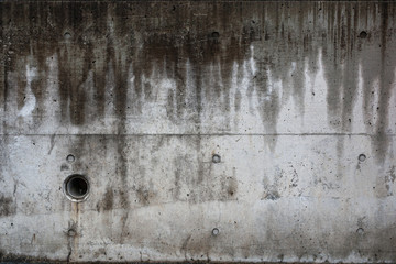 雨に濡れたコンクリートの壁