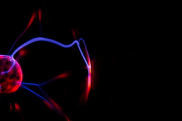 elektrisches Plasma in einer Glaskugel, mit Blitzen