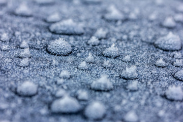 Frost auf einer Oberfläche aus Metall