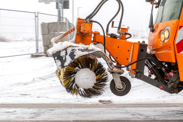 ein Schneepflug im Winter, Winterdienst, Räumfahrzeug